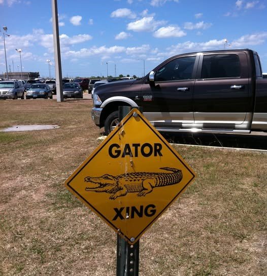 米・テキサス州の原発周辺に設置された「ワニ注意」の標識（筆者撮影）