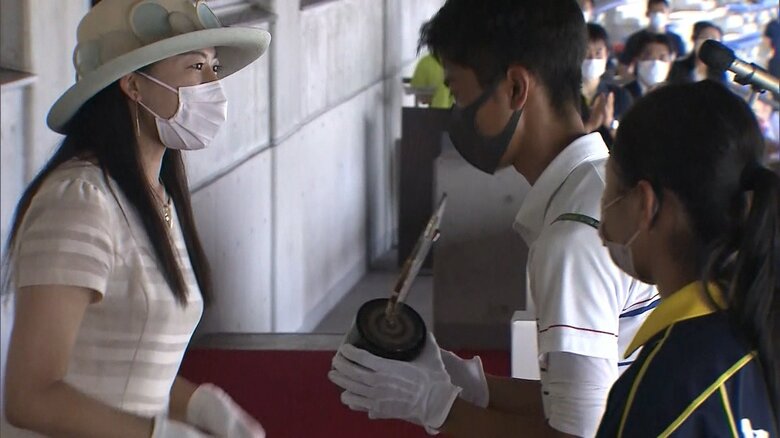 表彰式で牌を授与される承子さま