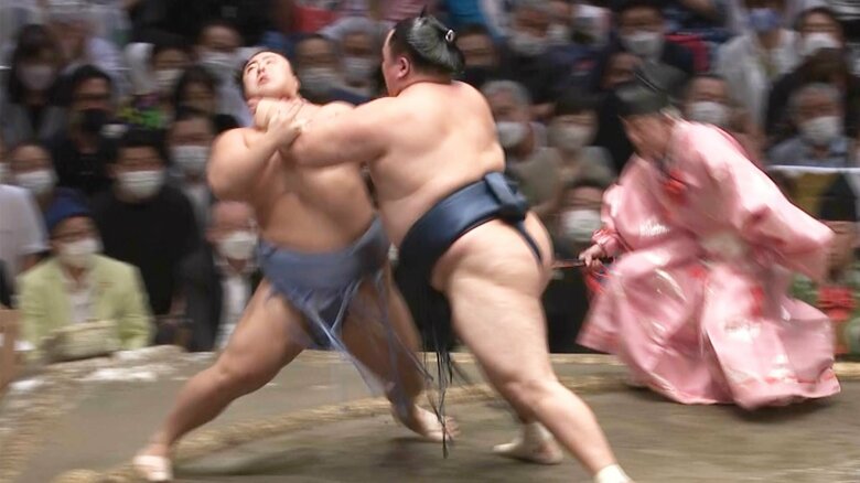 翔猿戦、のど輪で押し倒す玉鷲（九月場所）