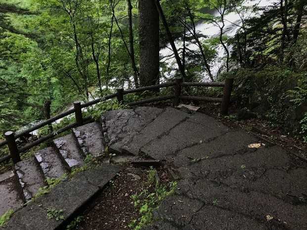 滝を横から見る、というめずらしい体験も