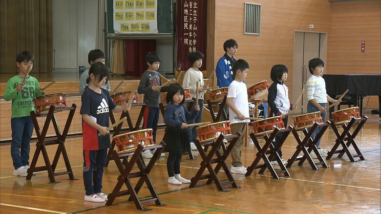 平和の象徴として博士をモチーフにした太鼓を創作