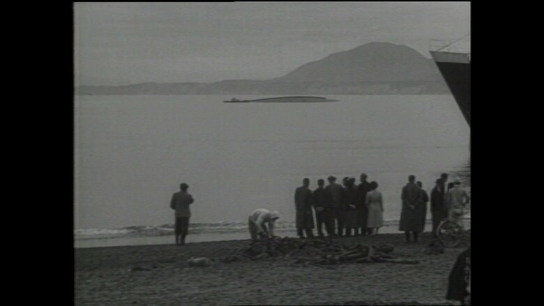 沈没し船底が見えている「洞爺丸」（1954年）
