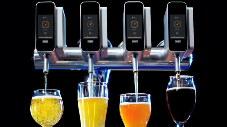 ＡＩ技術を駆使し、ボタンを押すだけで適温かつ適量のビールがグラスに注がれる