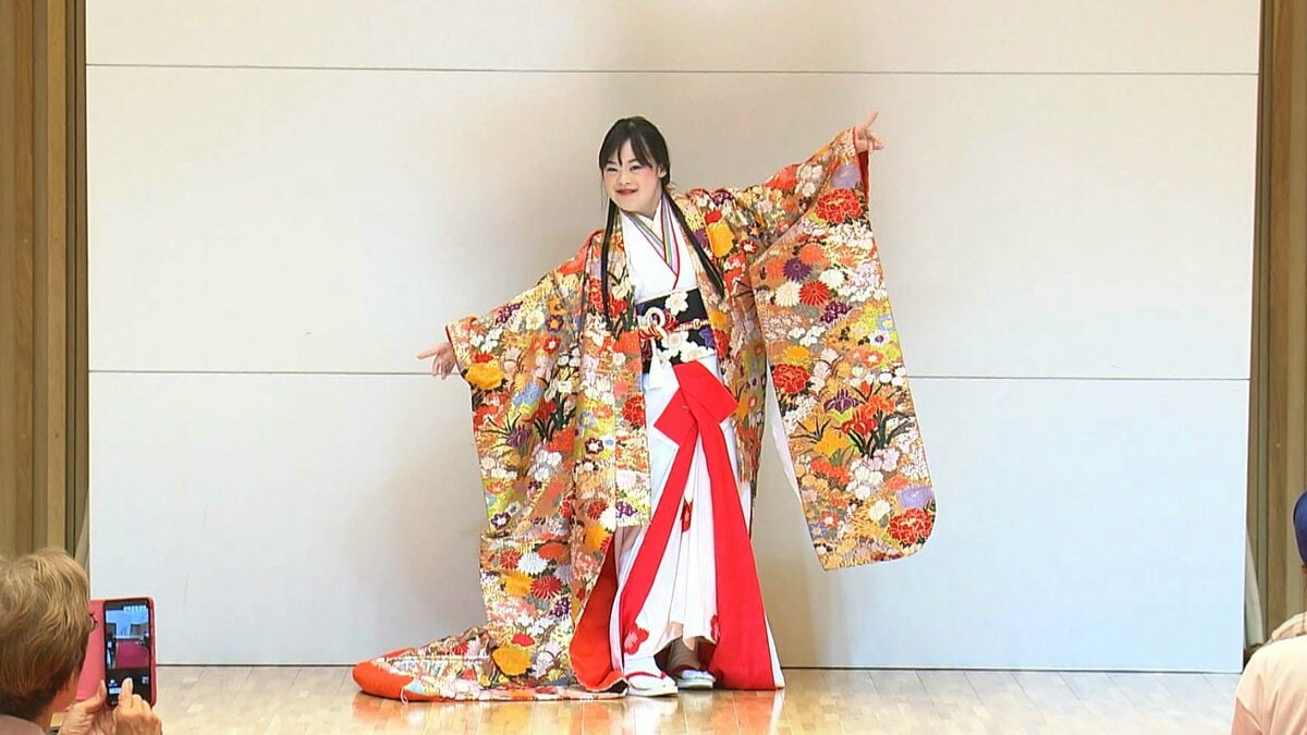 全裸　女性　ファッションショー パリコレの次は着物ファッションショー ダウン症の女性がモデルを続ける理由 40回以上の手術を乗り越え【静岡発】｜FNNプライムオンライン