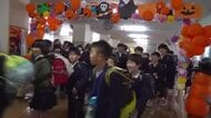 朝の元気なあいさつで“日本一楽しい学校”に　児童が手作りのハロウィン仕様ゲートくぐり登校　大野市有終南小学校
