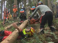 最も労働災害が起きやすい業種…林業の作業中に事故が起きた想定で救助訓練 森林組合や土木会社等が参加