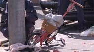 車と電柱に挟まれ女児死亡　自転車乗る娘を支える母親　大阪