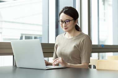 Zoffが美容脱毛サロン「ミュゼプラチナム」の女性社員にブルーライトカットメガネを無償で提供