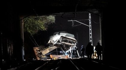 スペインでまた列車事故　バルセロナ近郊で列車が線路上に崩れ落ちた壁に衝突…運転士死亡　2日前にも42人死亡する事故