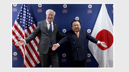 駐日アメリカ大使と「すしざんまい」社長が“5億円マグロ”でまさかのコラボ！“例のポーズ”披露してお寿司パクリ 