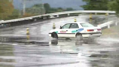 公務員の冬道運転講習会　凍結路面を体験　岩手県雫石町