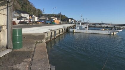 漁港で軽自動車が海に転落　付近にいた作業員が車を引き揚げ救助も68歳男性が死亡　警察が当時の状況調べる