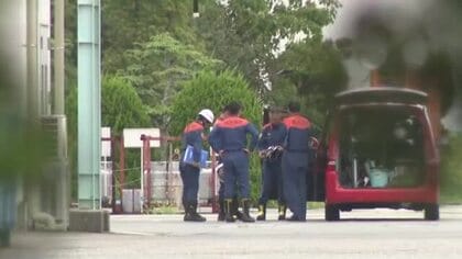 工場でタンク破裂　56歳従業員が吹き飛ばされケガ　タンクのパイプを溶接作業中　警察と消防が破裂の原因調べる