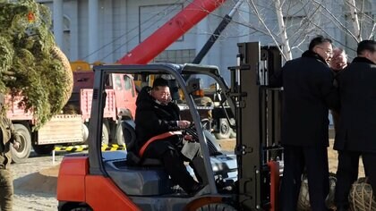 金正恩総書記が自らフォークリフト運転…荷台に娘ジュエ氏も乗せロシア派遣兵士称える植樹「働く指導者」アピール