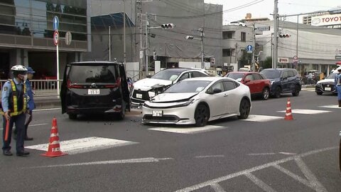 【映像】ワンボックスカー逆走…衝突の瞬間　計5台絡む事故で2歳と3歳子ども含む6人けが　逆走車の運転手から事情聴く　警視庁
