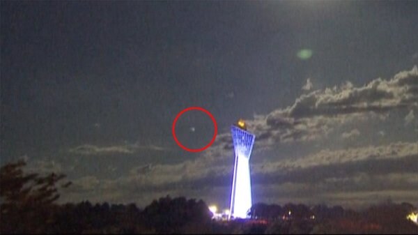 カメラがとらえた光る物体 夜空を超高速で移動 正体は