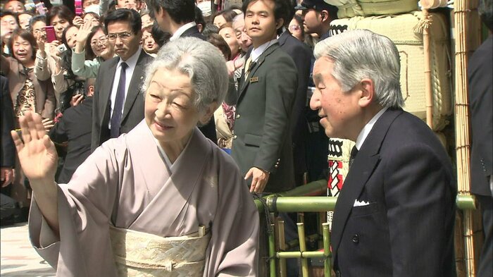 歌舞伎座に到着後、歓迎に手を振って応えられる天皇皇后両陛下(東京・中央区)