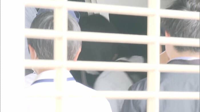 送検される藤井貴也容疑者(愛知県警一宮署 午前9時前)