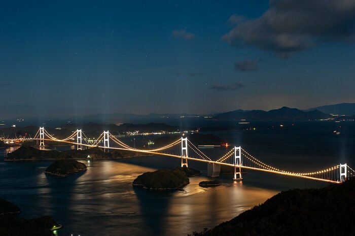 ライトアップされた来島海峡大橋