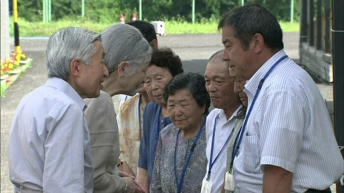 仮設住宅の被災者と懇談される両陛下