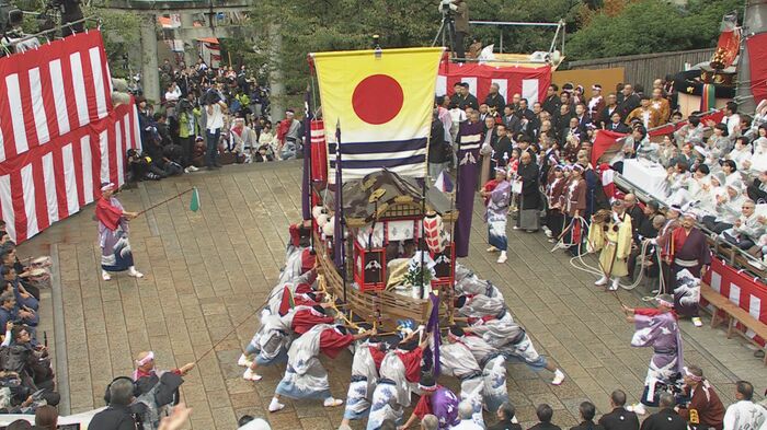 船が連続して曳き回される大技「八幡返し」
