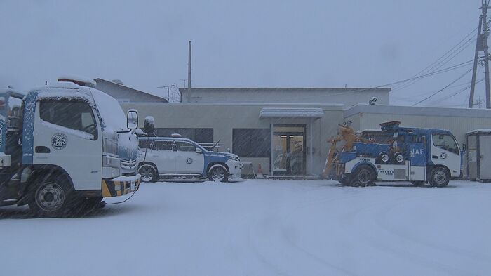 雪の朝を迎えたJAF長野基地(1月16日・長野市)