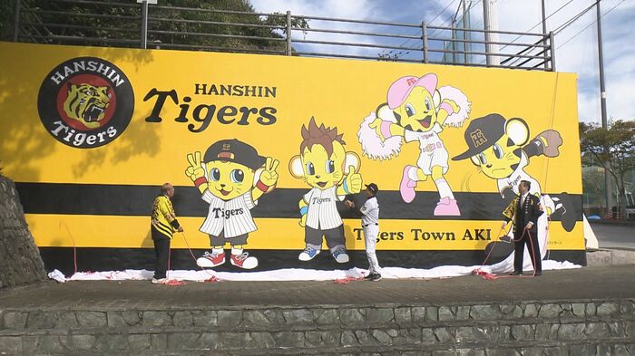 新しい壁画が披露された