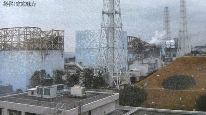 水素爆発で建屋上部が吹き飛んでいる　2011年3月