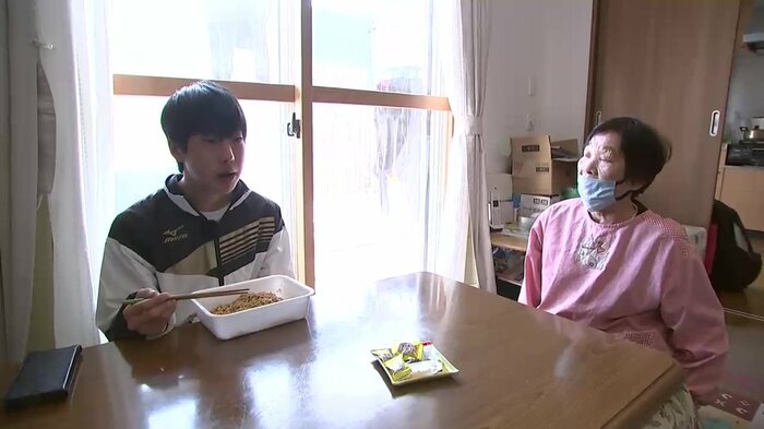 災害公営住宅で祖母の五百子さんと暮らす晴翔さん