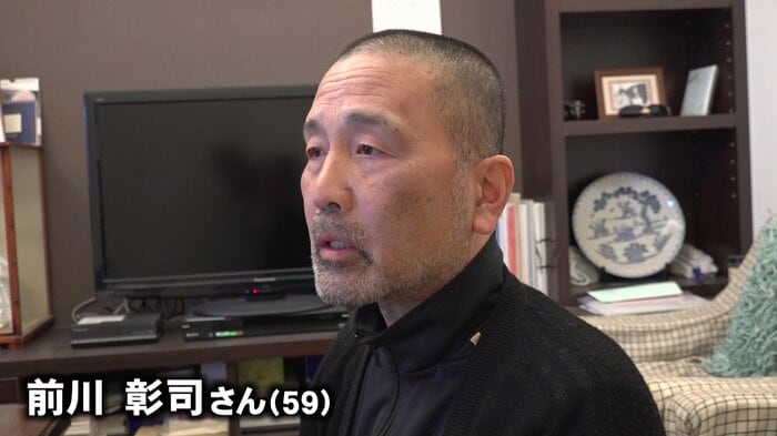 自宅取材を受ける前川彰司さん
