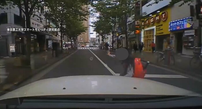 一時停止を怠り少女と接触した車(提供:東京農工大学スマートモビリティ研究拠点)
