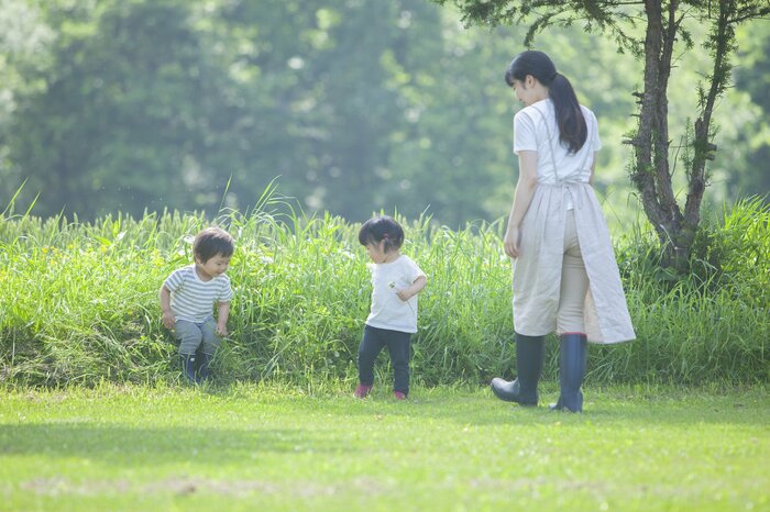 近所の散歩も探検になる?(イメージ)