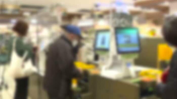 いろいろな支払方法に対応するスーパーのレジ