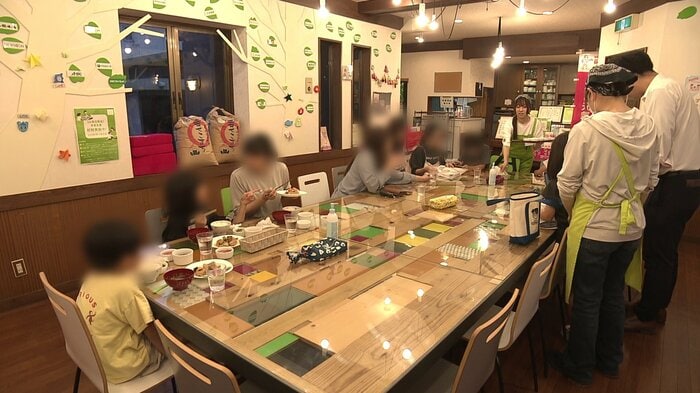 親子でにぎわうみんなのテーブルの店内