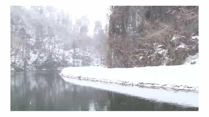 水墨画のような雪景色を眺めながらの舟下り