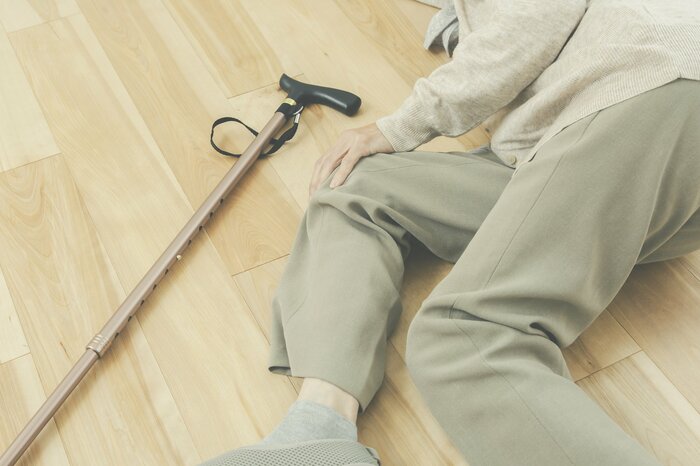 一人暮らしで転倒したら救急車を呼べないことも…（画像：イメージ）