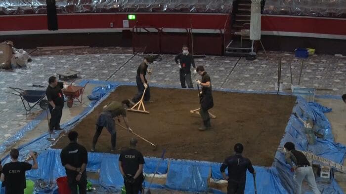 日本からの職人が現地スタッフを指導しながら土俵を作る様子