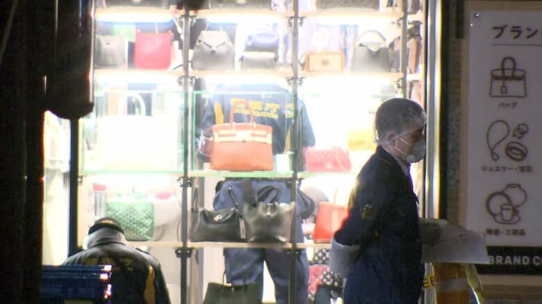 【逃走中】客装い突然バール取り出す…広尾のブランド品買取店で強盗事件「金を出せ」店員脅しショーケースたたき割る　犯人の男は逃走　東京・渋谷区｜FNNプライムオンライン