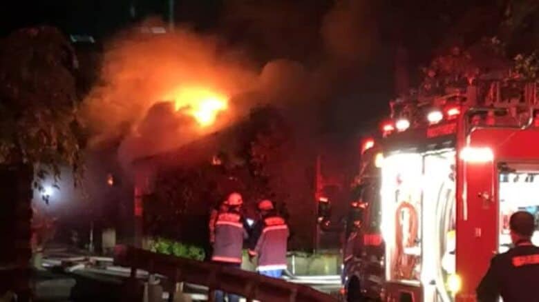 福井市森田地区で住宅火災　焼け跡から1人の遺体　1人暮らしの70代男性か　隣接する2棟も全焼　｜FNNプライムオンライン