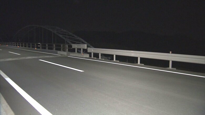 「ガードレールにぶつかったと…」橋の上で男性を車ではねてケガさせ逃走か 1時間後に現場に戻った51歳女を逮捕｜FNNプライムオンライン