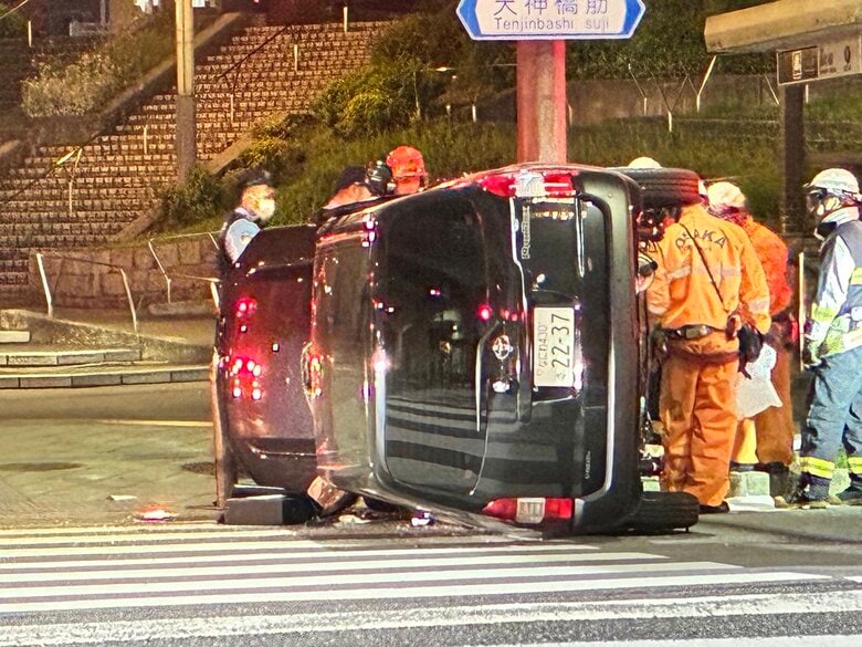 車が横転事故　男性1人軽傷　大阪・北区の府道１４号（天神橋筋）扇町交差点で｜FNNプライムオンライン