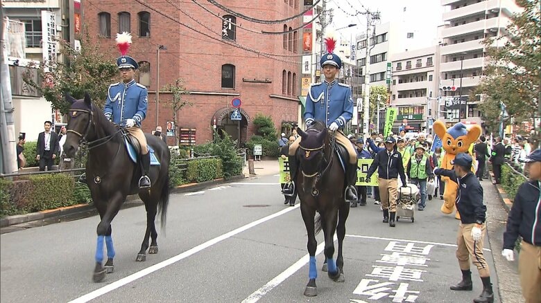 騎馬隊など約300人が商店街をパトロール…特殊詐欺防止を呼びかけ　王子警察署管内での特殊詐欺被害は約3億円に｜FNNプライムオンライン