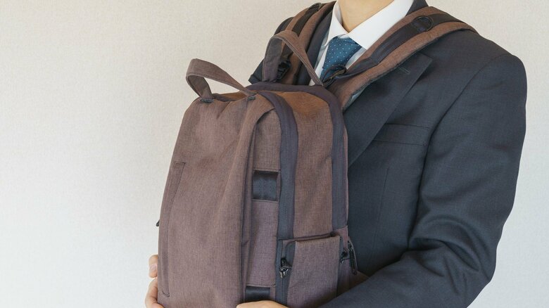 電車でのリュックは“前に抱えている”からOKではない。ではお勧めの持ち方は？周りに迷惑をかけない3つのポイント｜FNNプライムオンライン