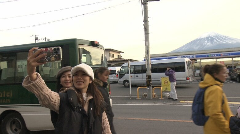 【絶景】外国人観光客が殺到！富士山の新人気スポットはコンビニとのコラボ？  本物や文化を求め高価な着物購入する人も｜FNNプライムオンライン