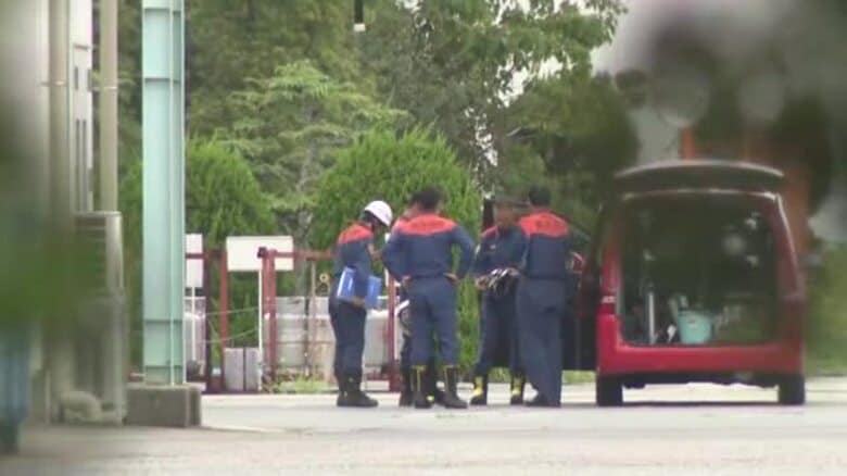 工場でタンク破裂　56歳従業員が吹き飛ばされケガ　タンクのパイプを溶接作業中　警察と消防が破裂の原因調べる｜FNNプライムオンライン