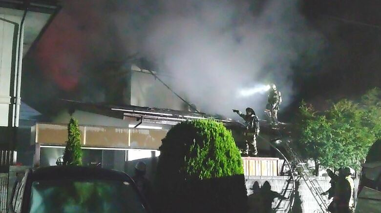 住宅全焼　2階から出火か｜FNNプライムオンライン