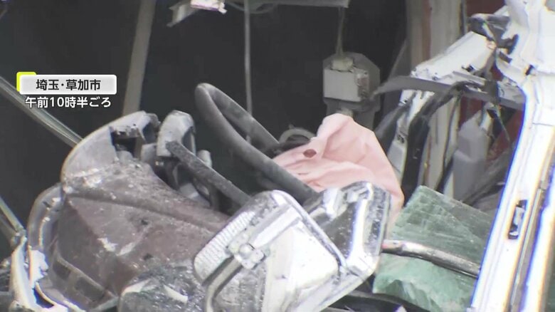 ハンドル“むき出し”に…トレーラーが建物に突っ込む　中央分離帯乗り越え反対車線横断か　60代運転手は軽傷　埼玉・草加市｜FNNプライムオンライン