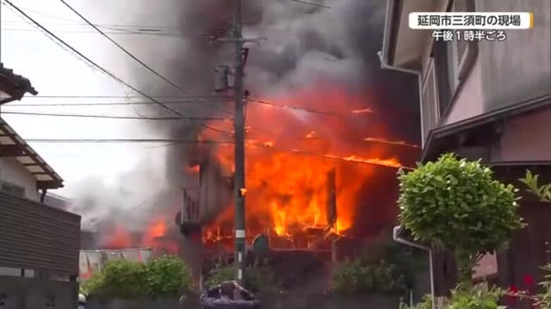 激しく燃え上がる炎　延岡市で火事　住宅と物置を全焼　けが人なし｜FNNプライムオンライン