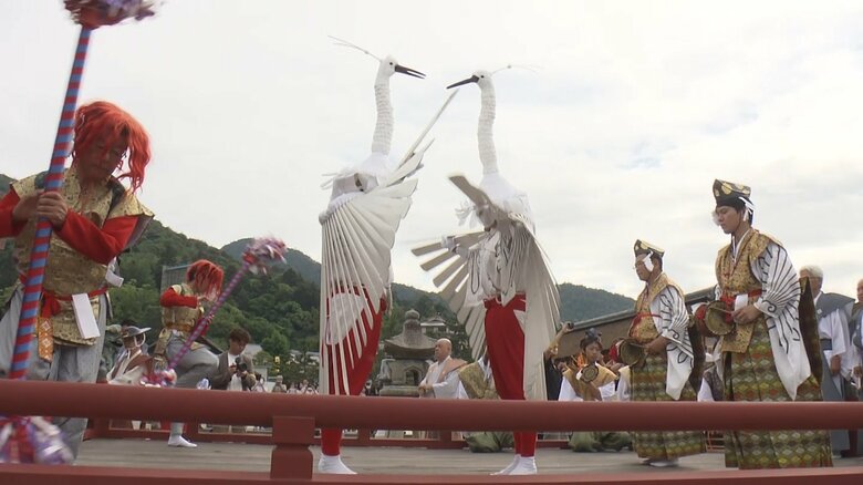 小京都・津和野の伝統神事「鷺舞」を世界遺産・厳島神社に奉納　島根・広島結ぶ「ご縁」の象徴に｜FNNプライムオンライン