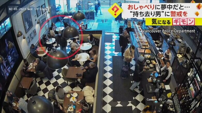 混み合ったカフェに入ってきたマスクとニット帽を身につけた男